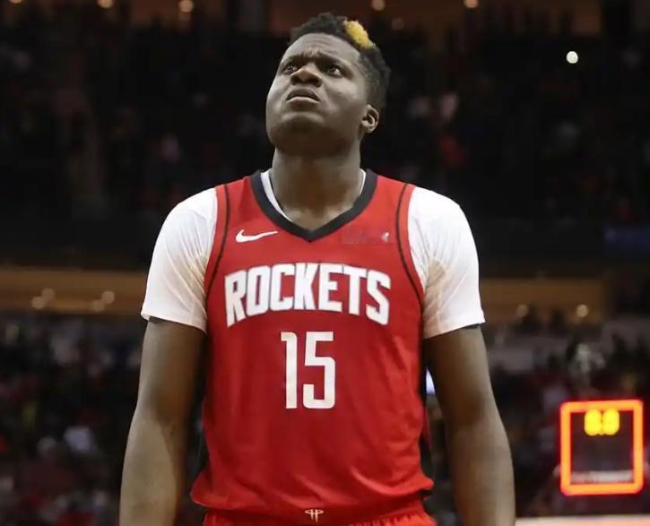 卡佩拉这赛季的情况真让人摸不着头脑！
上赛季他在老鹰还能稳稳拿到场均二十多分钟的