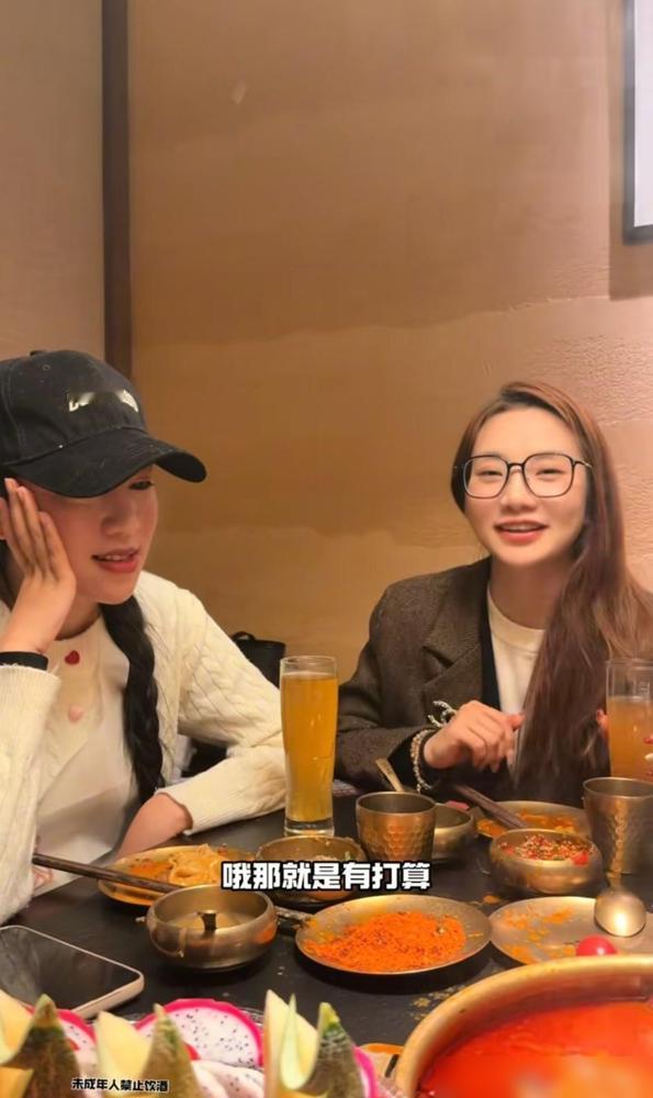 三胎是人设，月入30万才是她家人的KPI。
 
开个火锅店，亲姐姐来店里干，底薪