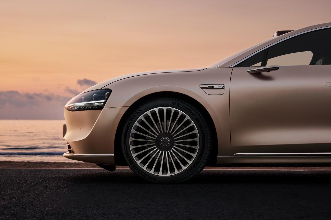 其实，从已经曝光的车型照片中，我们就能知道不少有关享界S9的具体信息。首先从前脸