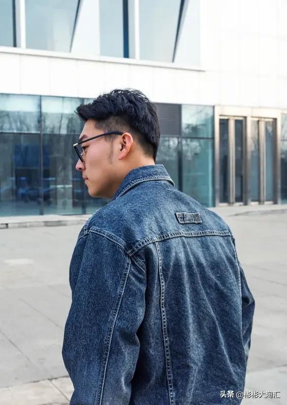 我有时候从商场买了衣服会直接穿上。有次逛街看到一件超酷的牛仔外套，上身一试特别合