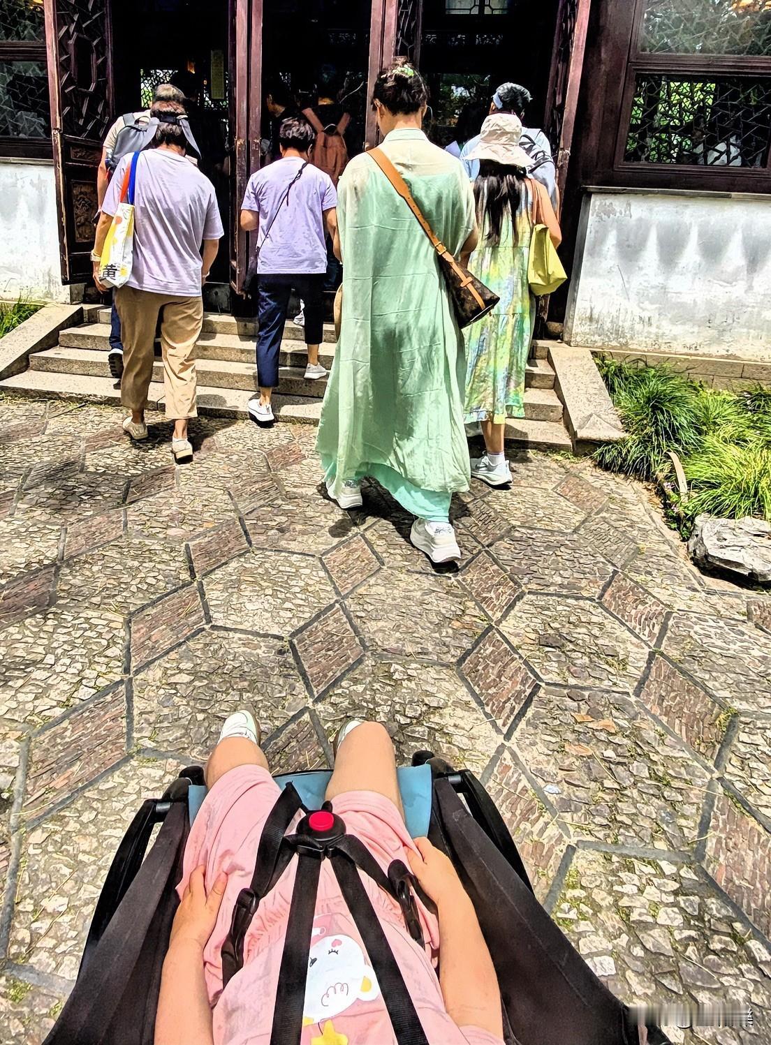 今天带宝宝去拙政园，她小老人家睡了半个园子。碰到的都是参加APEC会议的代表们。