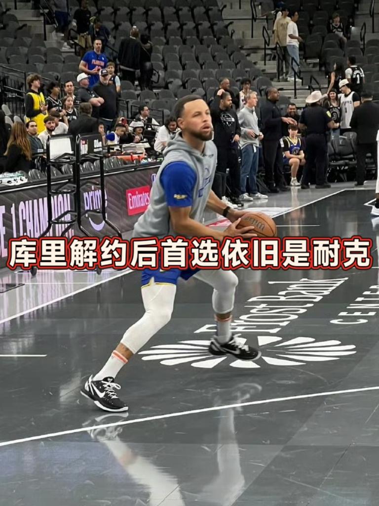 摊牌了！库里今日热身上脚Kobe6战靴！
在今天NBA季中锦标赛勇士对阵马刺的赛