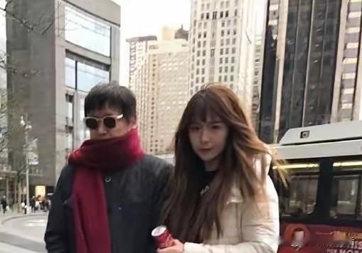 老胡最近被人扒出在纽约和异性一起的照片，巧合的是这个女士打扮成猫女郎，和很多外国