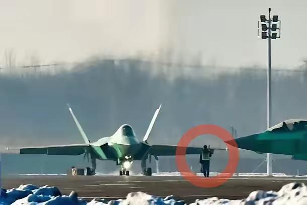 新年试飞忙。歼35生产线加足马力，复合材料的绿皮新机一架又一架的抓紧试飞。

新