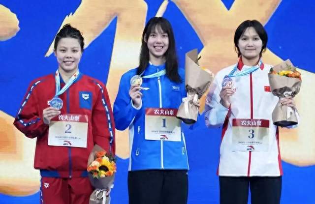 0.01秒被17岁小孩绝杀，半年后她游出56秒11把金牌抢了回来