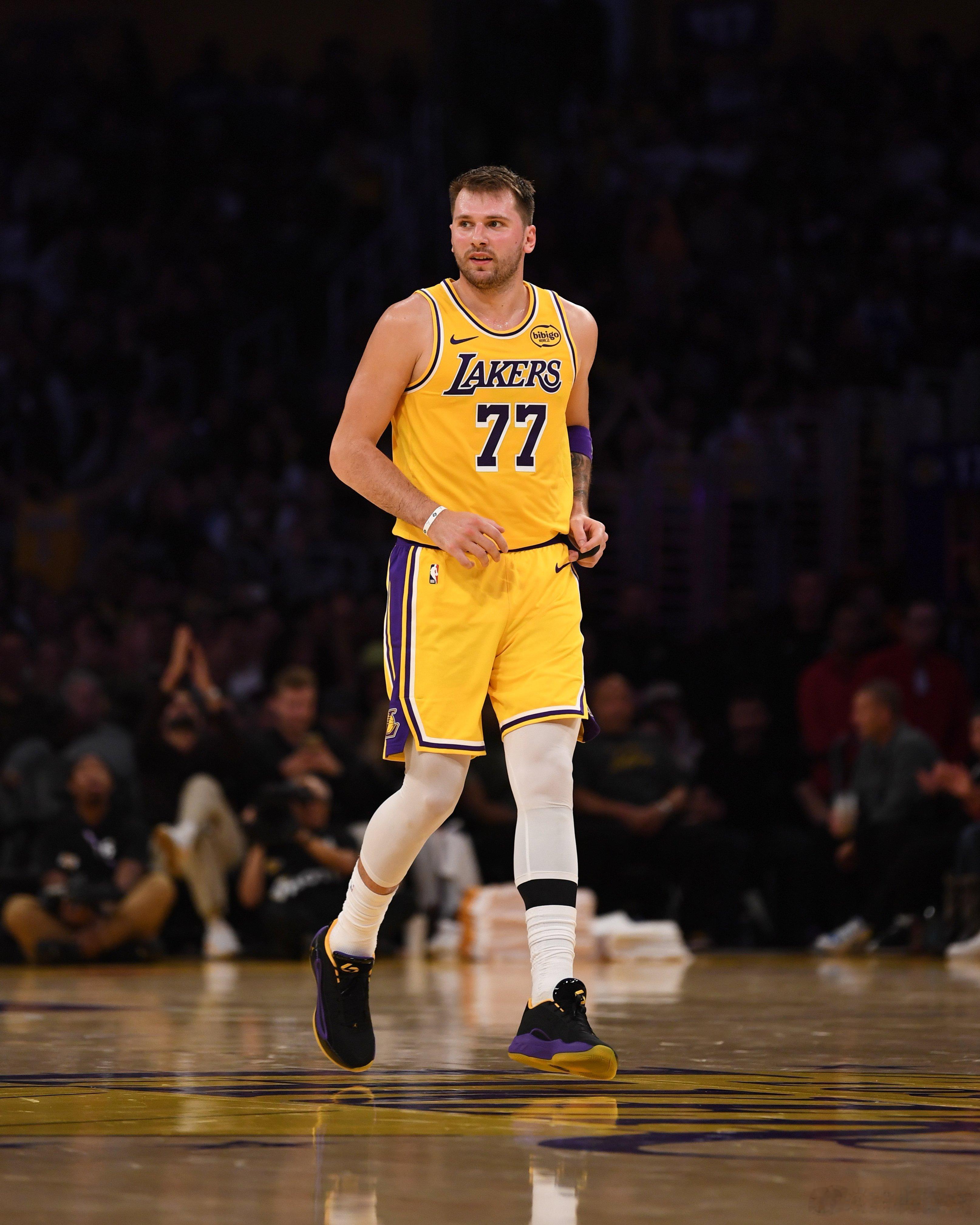 东契奇因左手指扭伤和左小腿挫伤，将缺阵大约6场比赛。这段时间的湖人将会对阵国王、