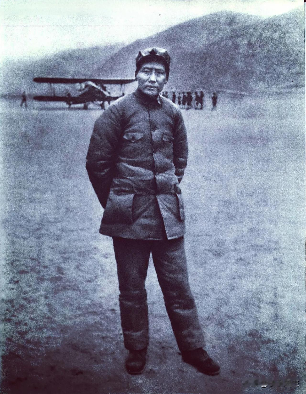 毛主席辟路擎旗，大开抗日统战宏图！

在抗日战争全面爆发前夕，毛主席发表了《论反