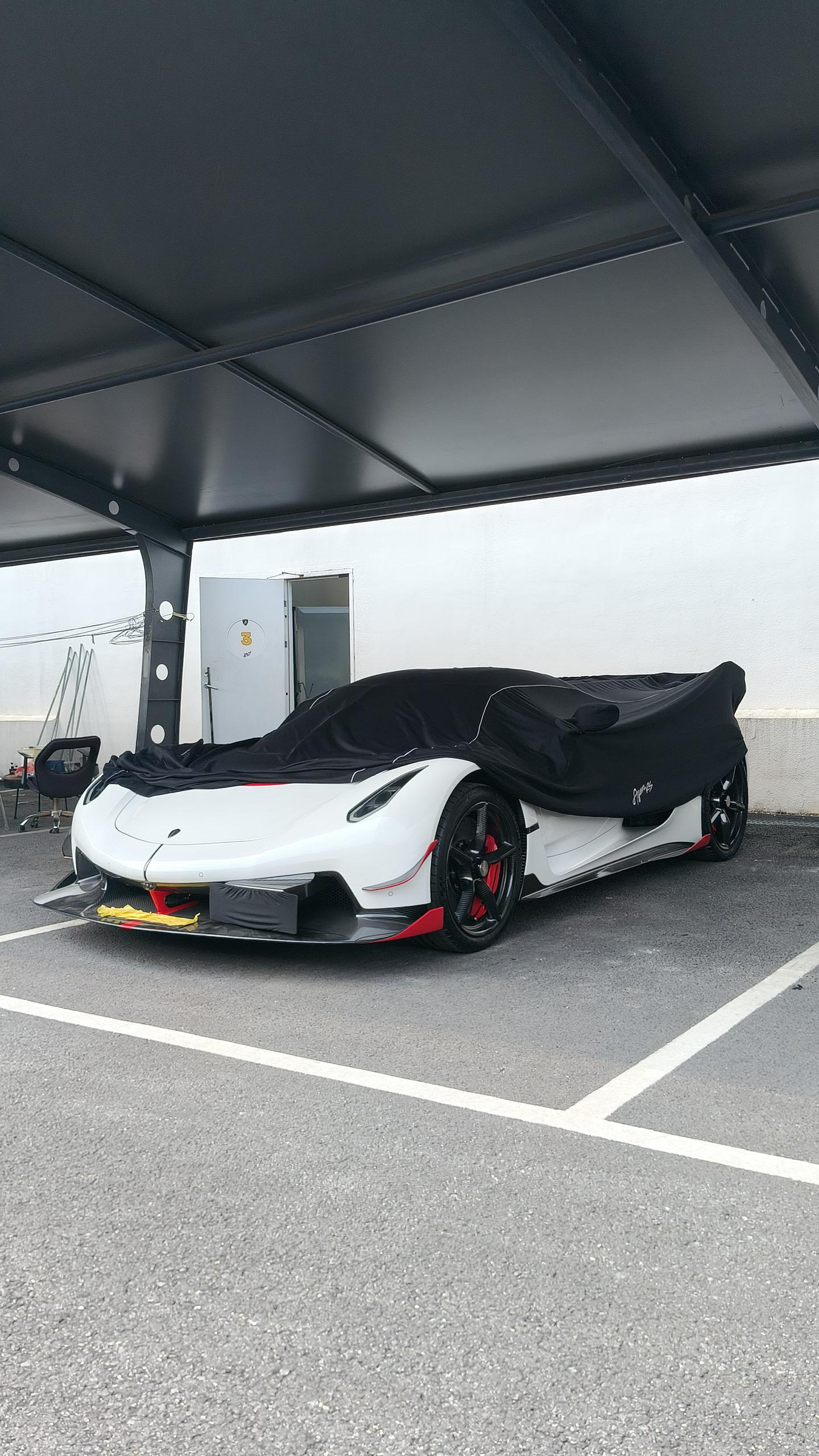 遮住半张车衣的Koenigsegg Jesko