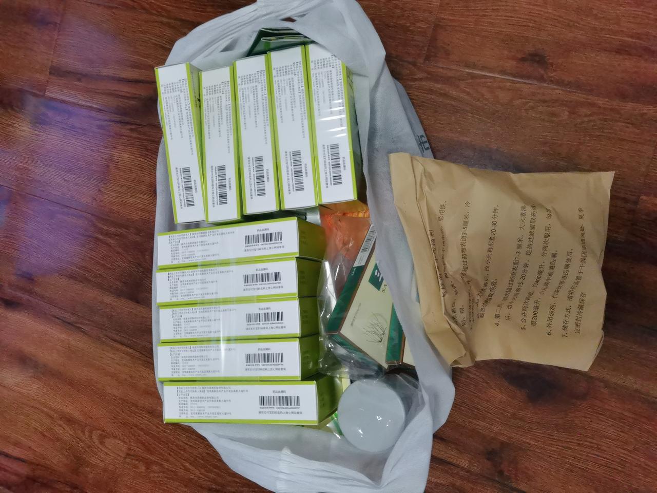 开年第一次去中医医院，又开了一堆药回来
内分泌开了一个月的降糖药，四百多；呼吸科