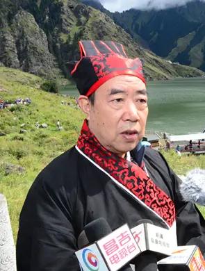 贾平凹是著名作家，但还算不上文学泰斗。所谓泰斗，就是泰山北斗。人家自己都说是平凹