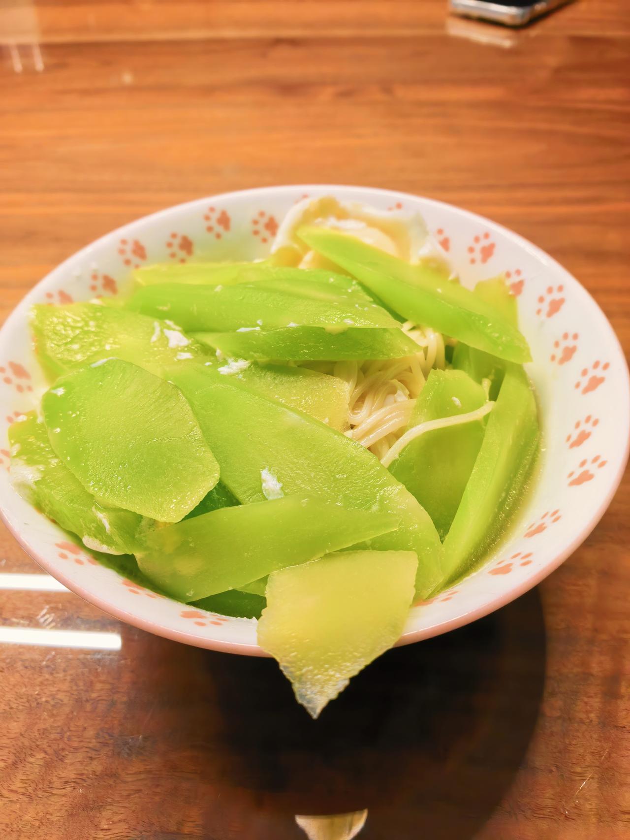 今年春天最想实现的心愿实现减肥降脂达到健康生活目标。这样半碗面条、一个鸡蛋、几节