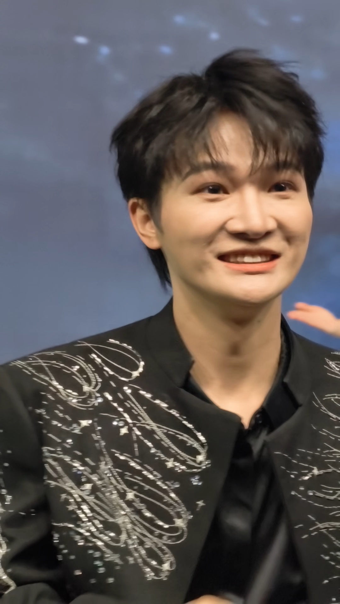 鼓起勇气叫了周深宝宝被屏蔽了，但是收到了新年快乐😘😘😘😘（下次还敢） 我