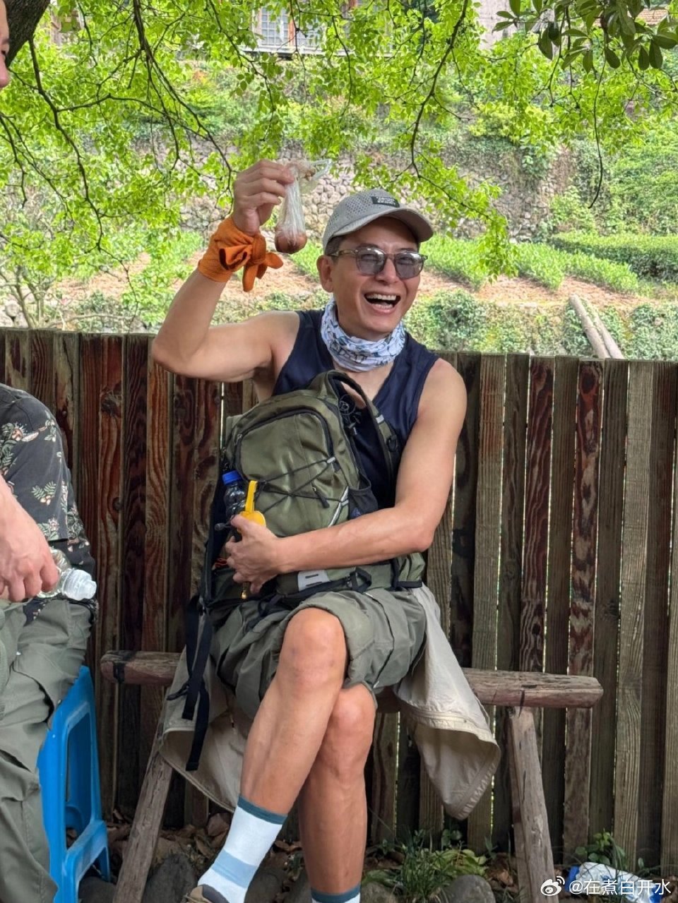 戴军老人做什么都很心酸没想到戴军已经五十多岁，打球被喊爷爷，同学聚会也来不齐，即