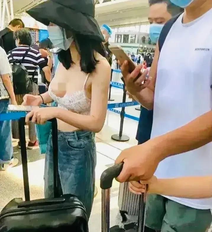 越来越看不明白，这些人到底图个啥？年纪轻轻的小女孩，在人海茫茫的公共场所，穿着如