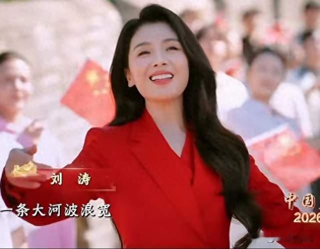 央视镜头从不滤镜！刘涛红衣登顶热搜，这才是顶级国泰民安脸