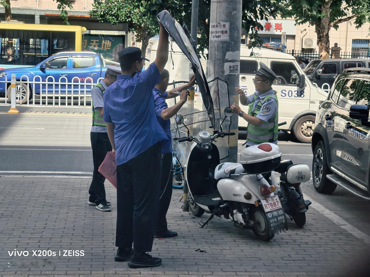道路安全大整顿
         昨天早上我在路边一早餐店过早，突然看见窗外有几