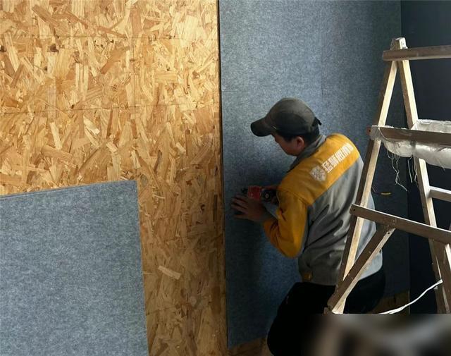 周末想窝家躺平，结果邻居小孩跑跳、音响轰炸，耳朵快炸了谁懂啊！最近好多人吐槽邻居