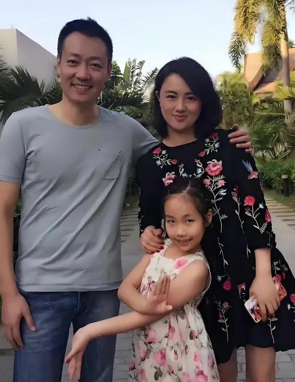 朱媛媛夫妇工作室分别叫本源和本卿 本本是女儿的小名，本源=朱媛媛，本青=辛柏青。