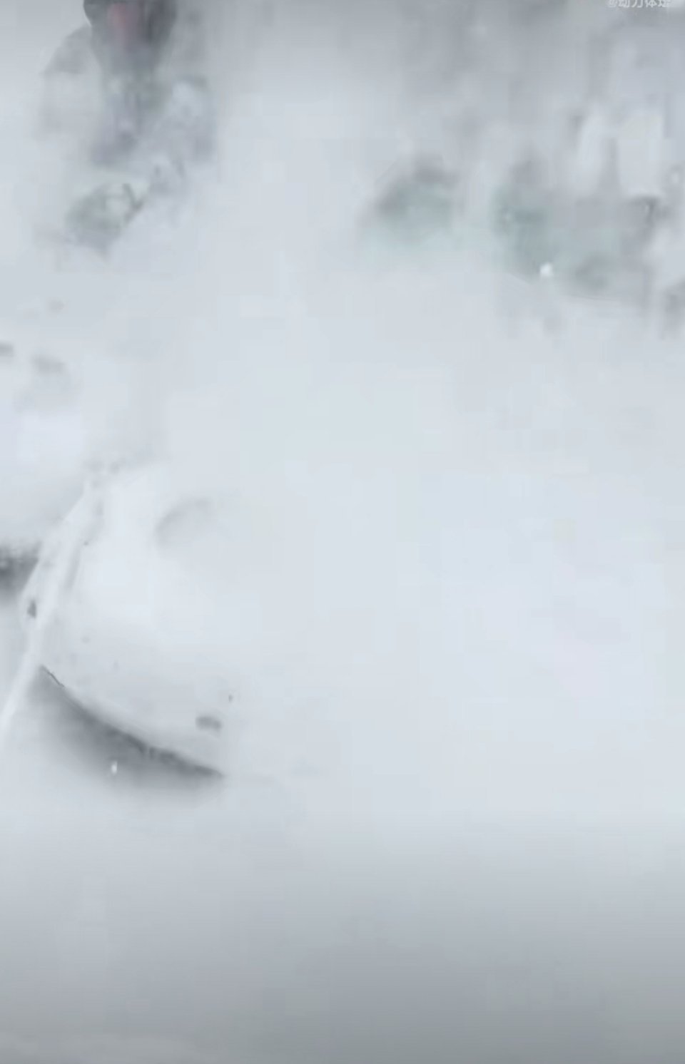 极寒里的南方人超抗造看着都害怕，这是什么体质。冰天雪地玩雪上漂流。这天气难道不应