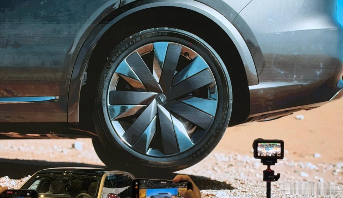 刷到理想这两个细节，真的瞬间被种草，太懂日常用车的痛点了。女孩子独自开车遇到爆胎