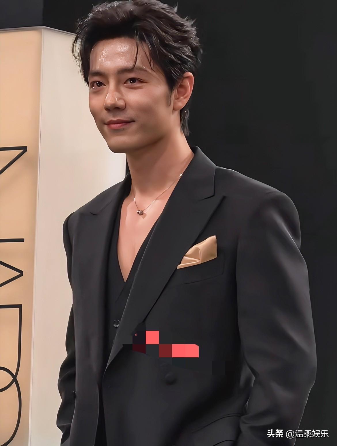 这v领也没有凉快一点儿[我想静静][我想静静]
肖战的汗水💦变成了高光！
你看