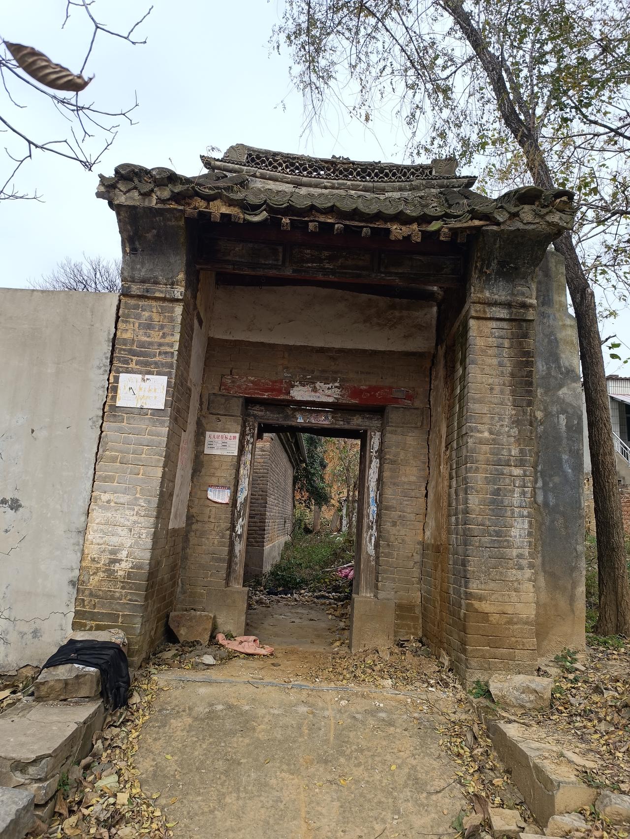 什么原因，让大门楼依然如故？

大家一起看看这个家庭的大门，尽管非常破旧，但非常