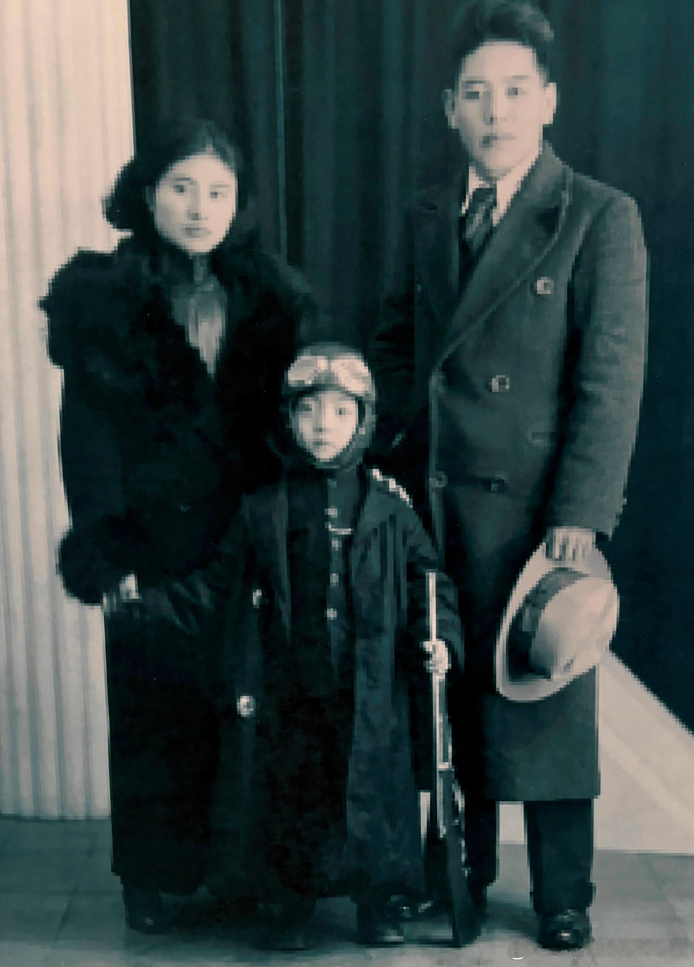 1936年冬王世英在天津工作时与家人合影。1935年9月中央特科撤销后，王世英率