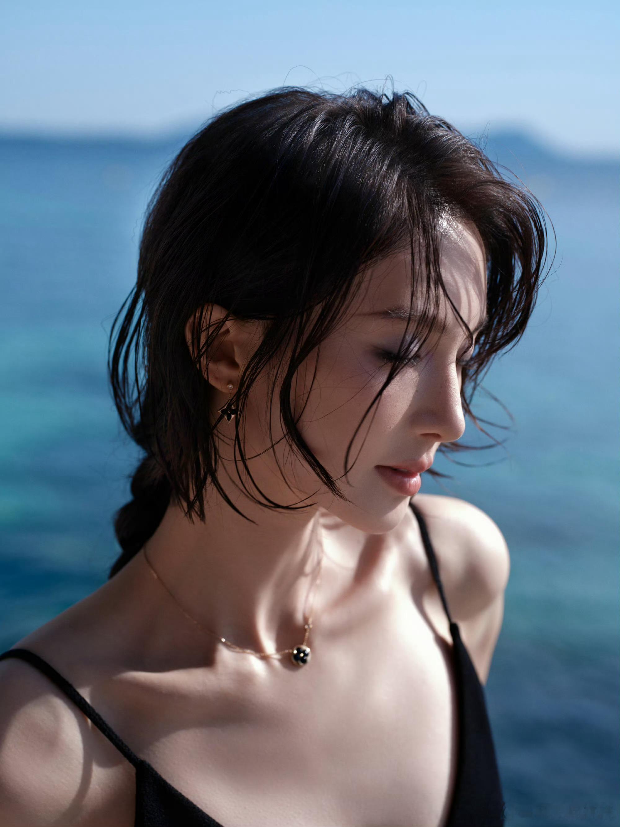 金晨申敏儿同框这次金晨的妆容造型都非常完美，酷女孩就是要湿发啊 ​​​