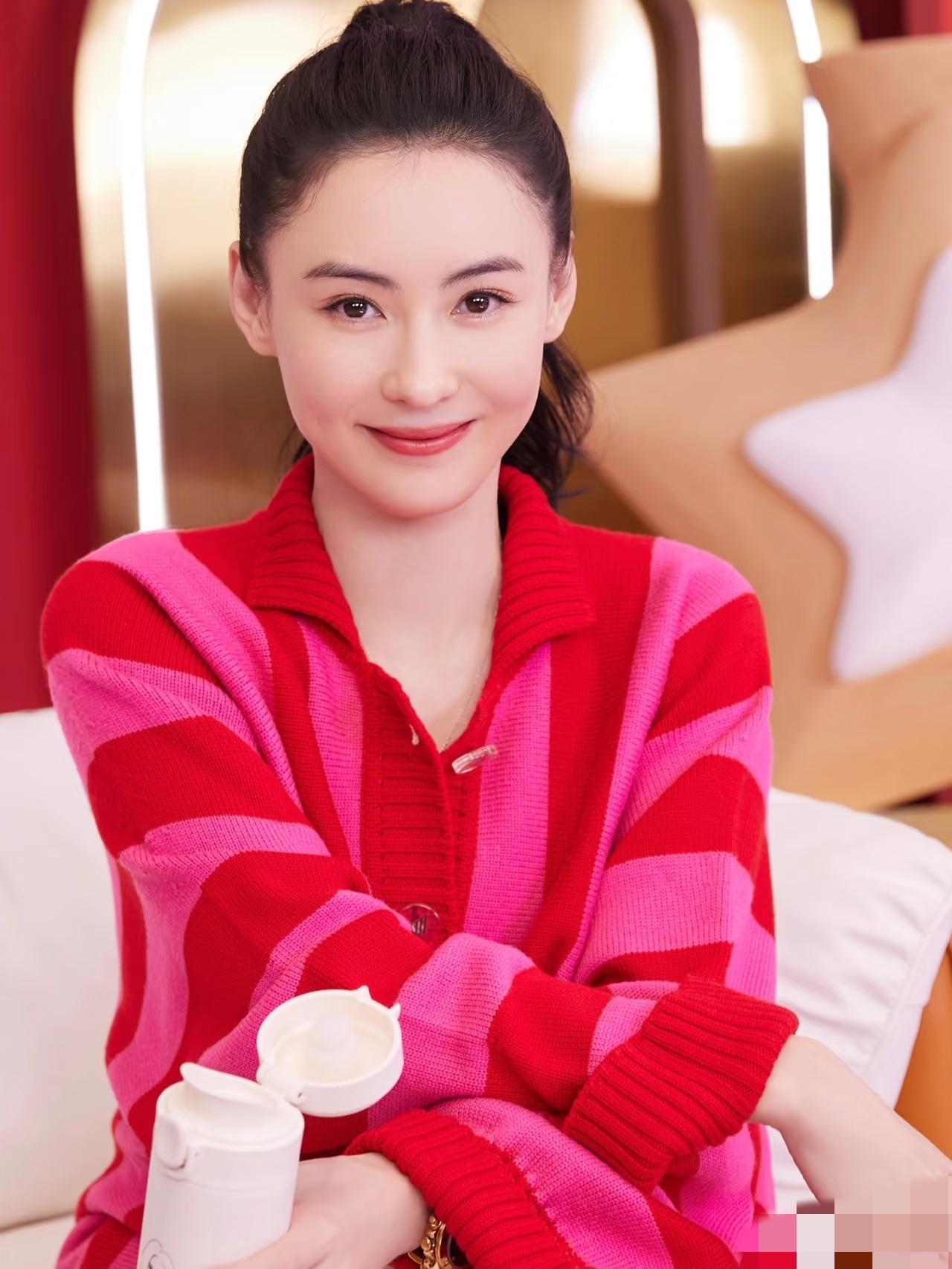 这下好了，
全国人民都知道了，
张柏芝不是撒谎成性，而是真的有一只耳朵听不清。