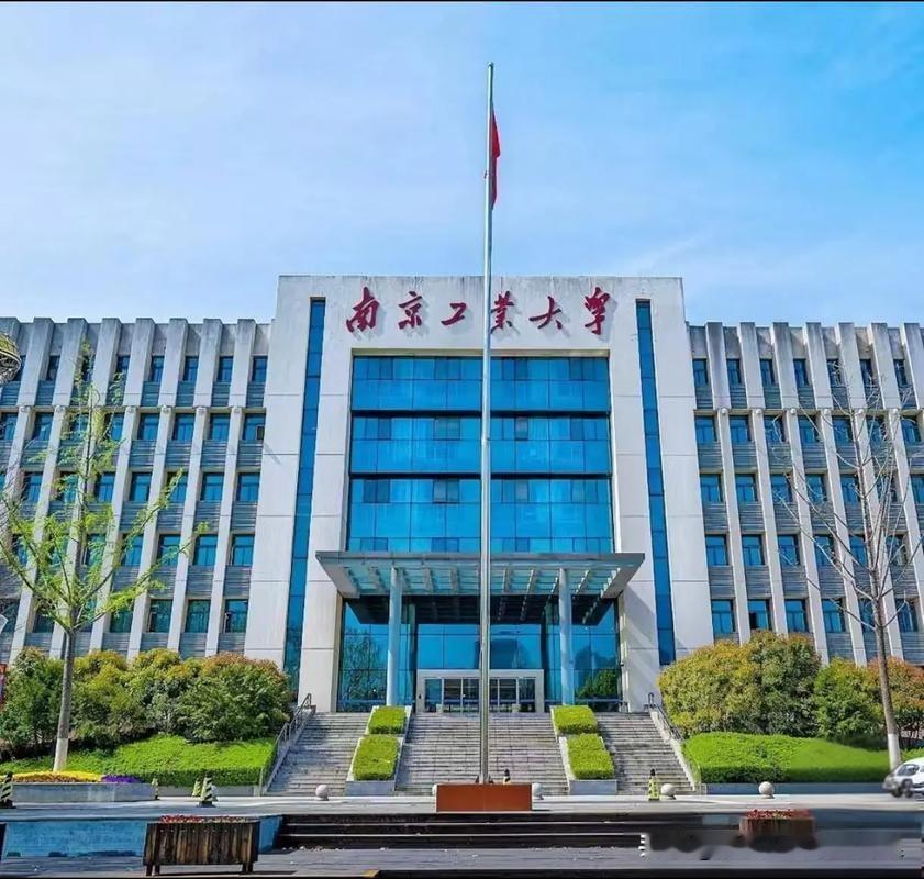 本科四年一共花了我爸妈19万元，我是2022届，读的是南京工业大学。我爸每年暑假