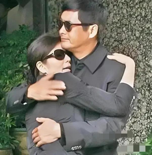 2007年，在钟楚红丈夫的葬礼上，钟楚红扑在周润发怀里痛哭失声，悲痛万分，而周润