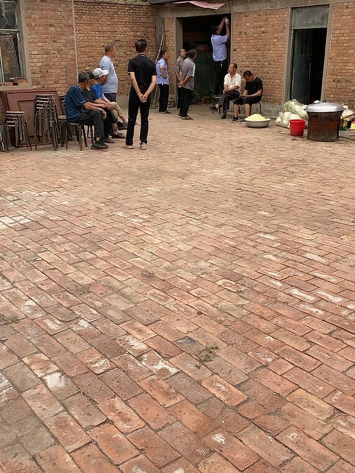 我盟兄弟的父亲，淋巴癌去世了，昨天走的，离世的时候淋巴流出不少血。老人家四年前就