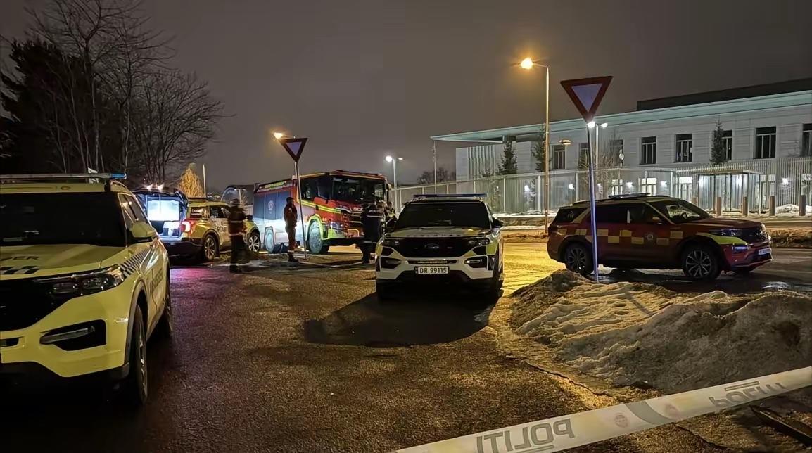 3月8日，外媒援引挪威警方消息，美国驻挪威大使馆附近传来巨大爆炸声。好在暂无人员