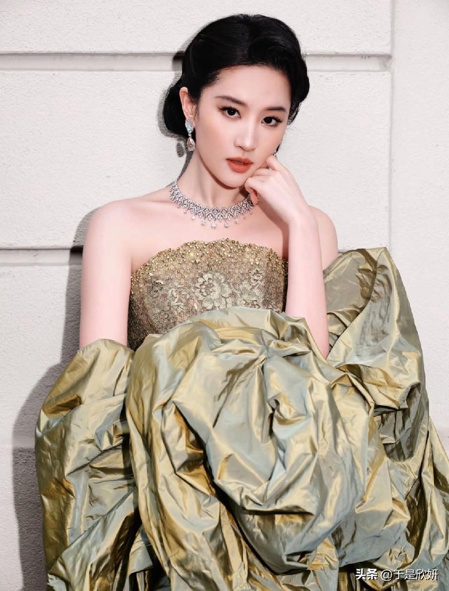 刘亦菲最新宝格丽高珠晚宴造型释出，一袭橄榄绿抹胸高定礼服搭配全套钻石珠宝，复古盘