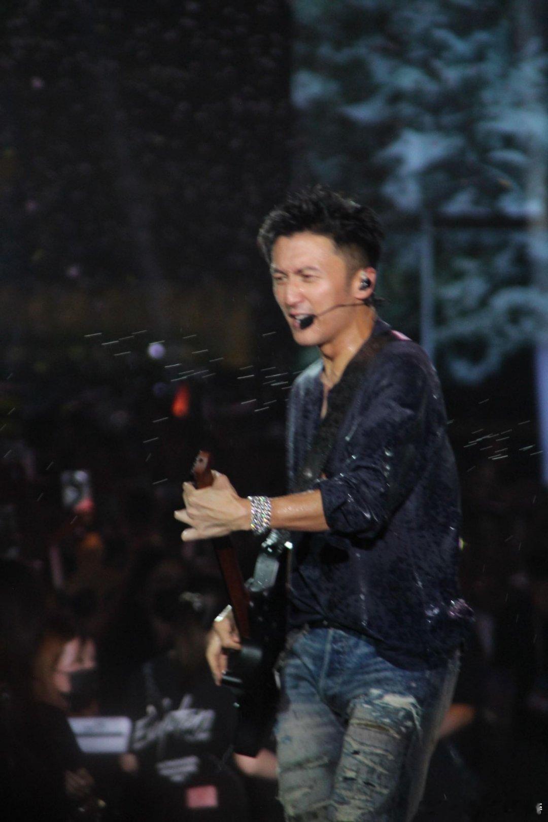 谢霆锋演唱会变大型呲水现场谁懂摇滚现场的夏日限定快乐！谢霆锋演唱会水炮齐开水花漫