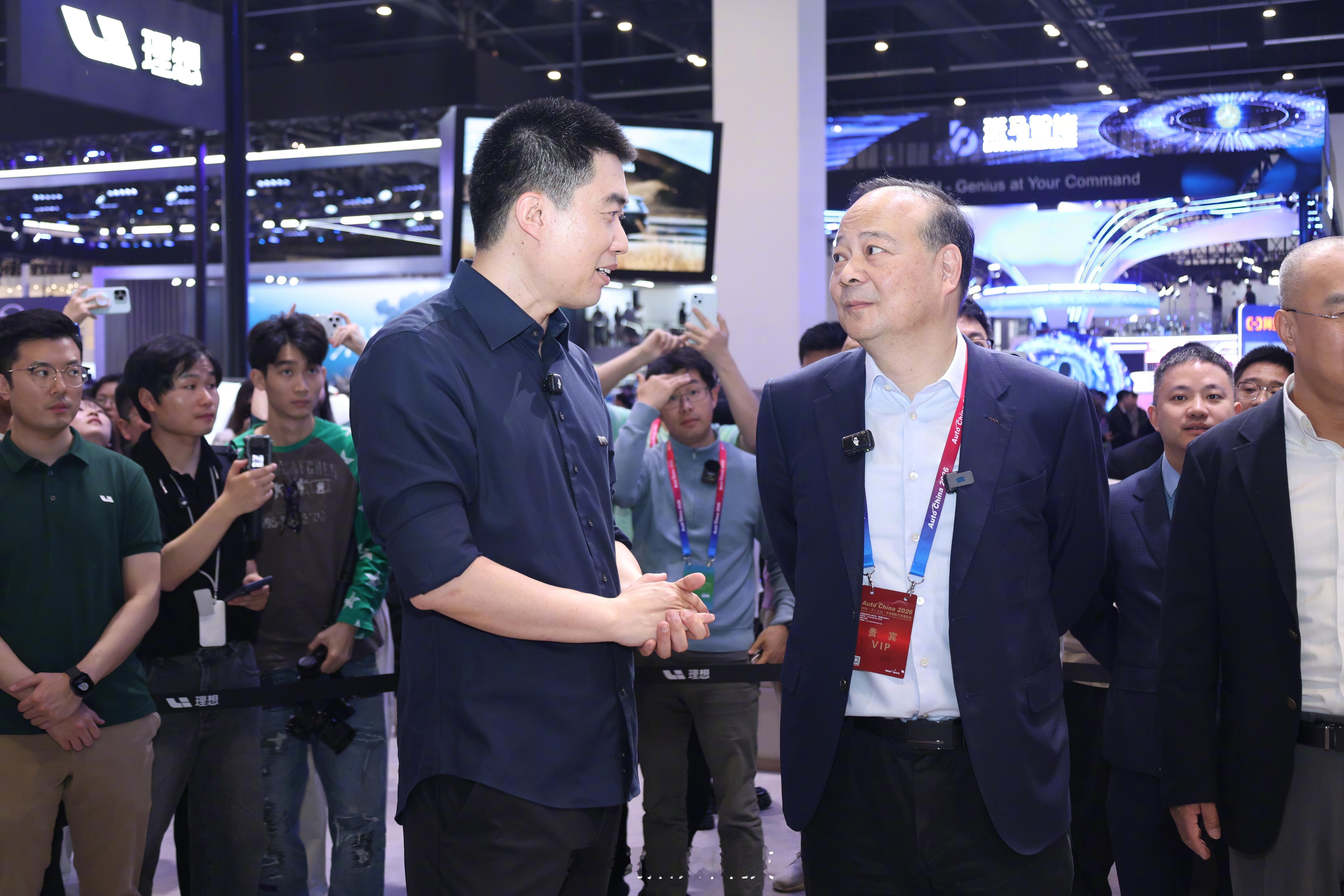 【曾毓群到访理想展台】2026北京车展期间，宁德时代董事长曾毓群到访理想汽车展台