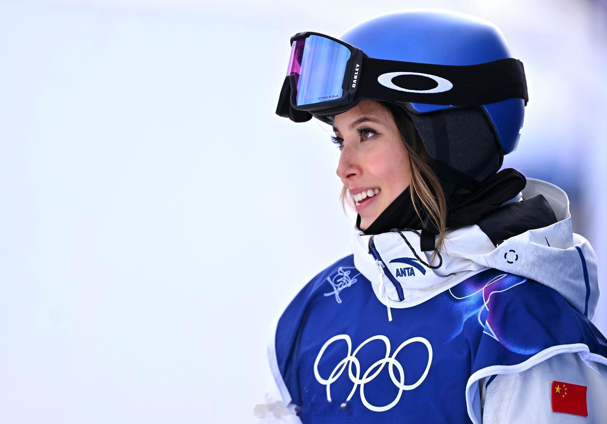 谷爱凌这套动作太丝滑米兰冬奥雪道之上，谷爱凌以一枚银牌书写赛场新章！四枚奥运奖牌