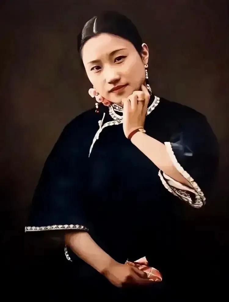 陆小曼年轻时候确实是个大美人，加上一身的才情，人们只能望其项背。
只是年老了牙齿