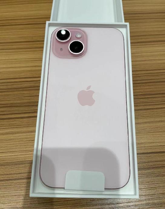 我的猛男粉iPhone15收到了！听到快递电话立马冲出去拿，刚刚开箱，这磨砂粉也