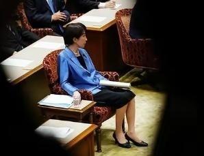 在日本政坛，一位从基层崛起的女性领袖，突然选择解散众议院，赌上自己的政治前途。这