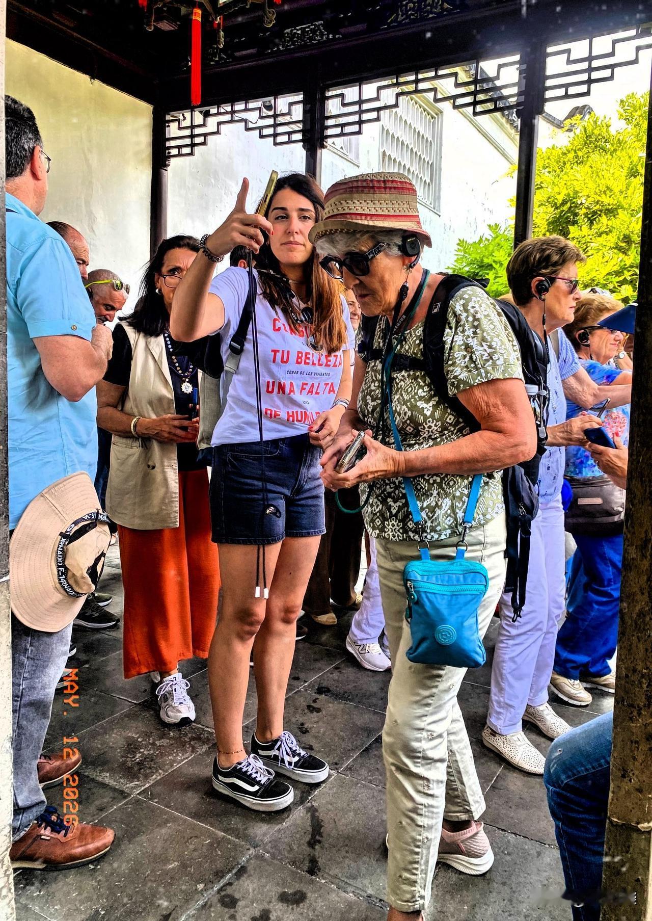 今天上午，网师园被众多外国友人旅游团包下。每一处都回荡着带着英语、法语、斯拉夫语