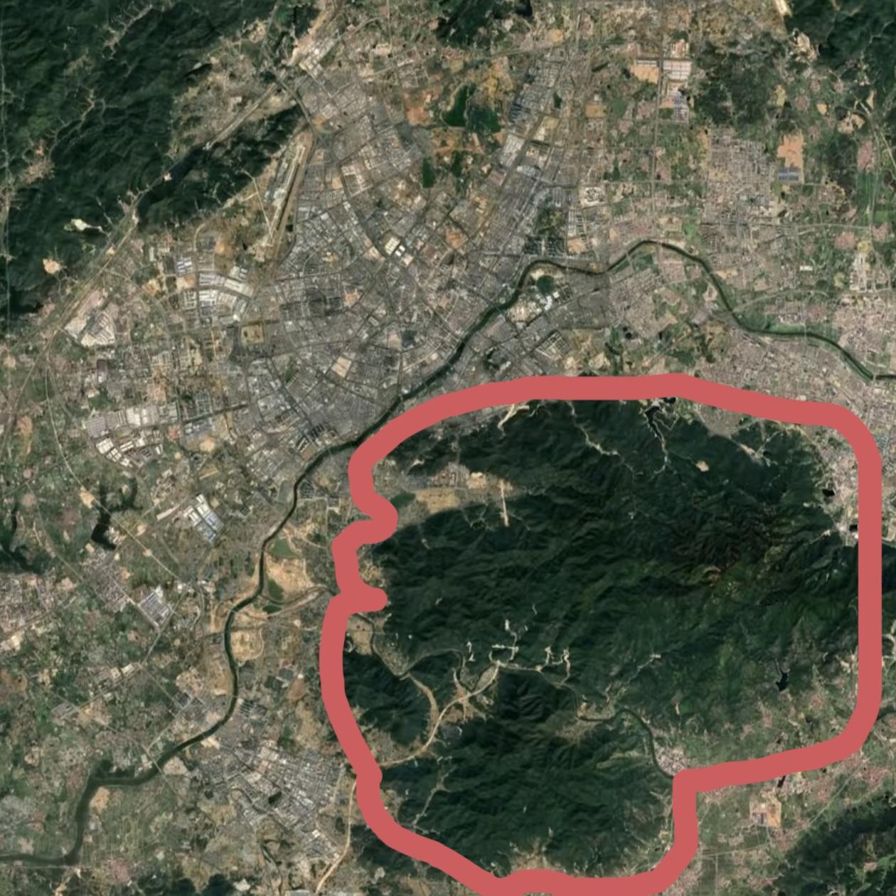 义乌会推平这片山扩主城区，答案其实已经很明确。
义乌建城区面积不断扩张，甚至反超