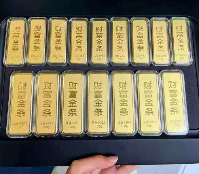 昨天刚补了50克黄金，今天就遇上这种行情，估计不少高位持仓的人都开始心里打鼓了。