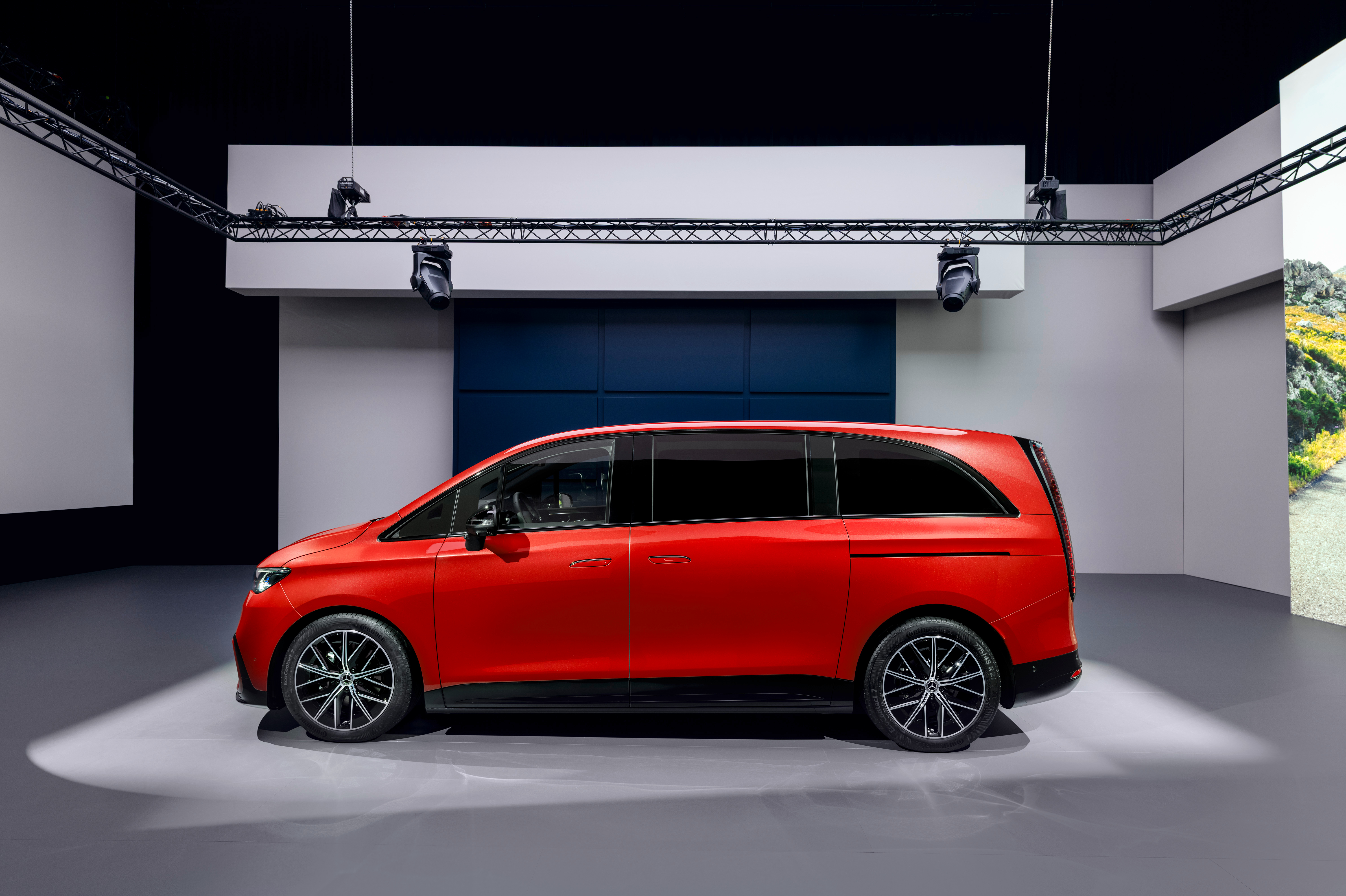 奔驰 VLE基于为 MPV 车型设计的全新 800V 平台，先期上市 300 后