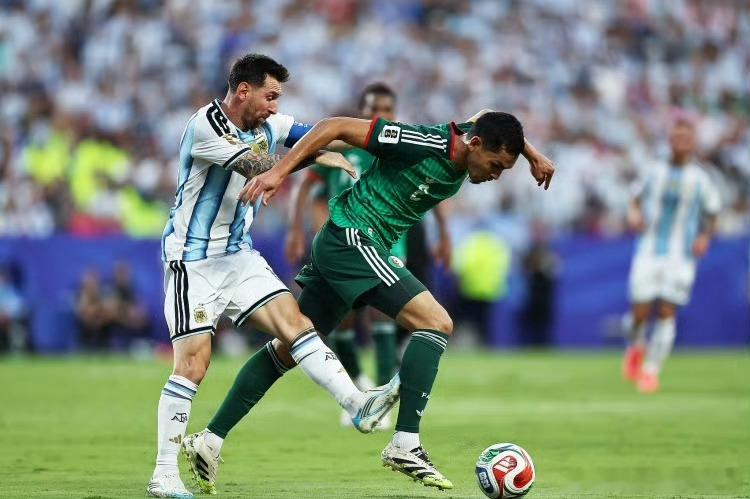 FIFA认定未向梅西出牌判罚正确梅西踩小腿的事情还是有争议性的…不过FIFA给出