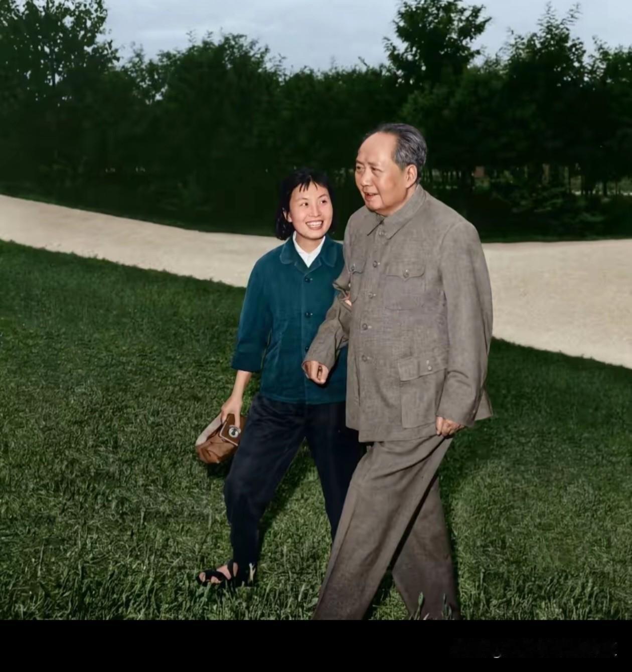 毛主席的笑容，
和他自己写的一句词最配：
“不管风吹浪打，
胜似闲庭信步”。
这