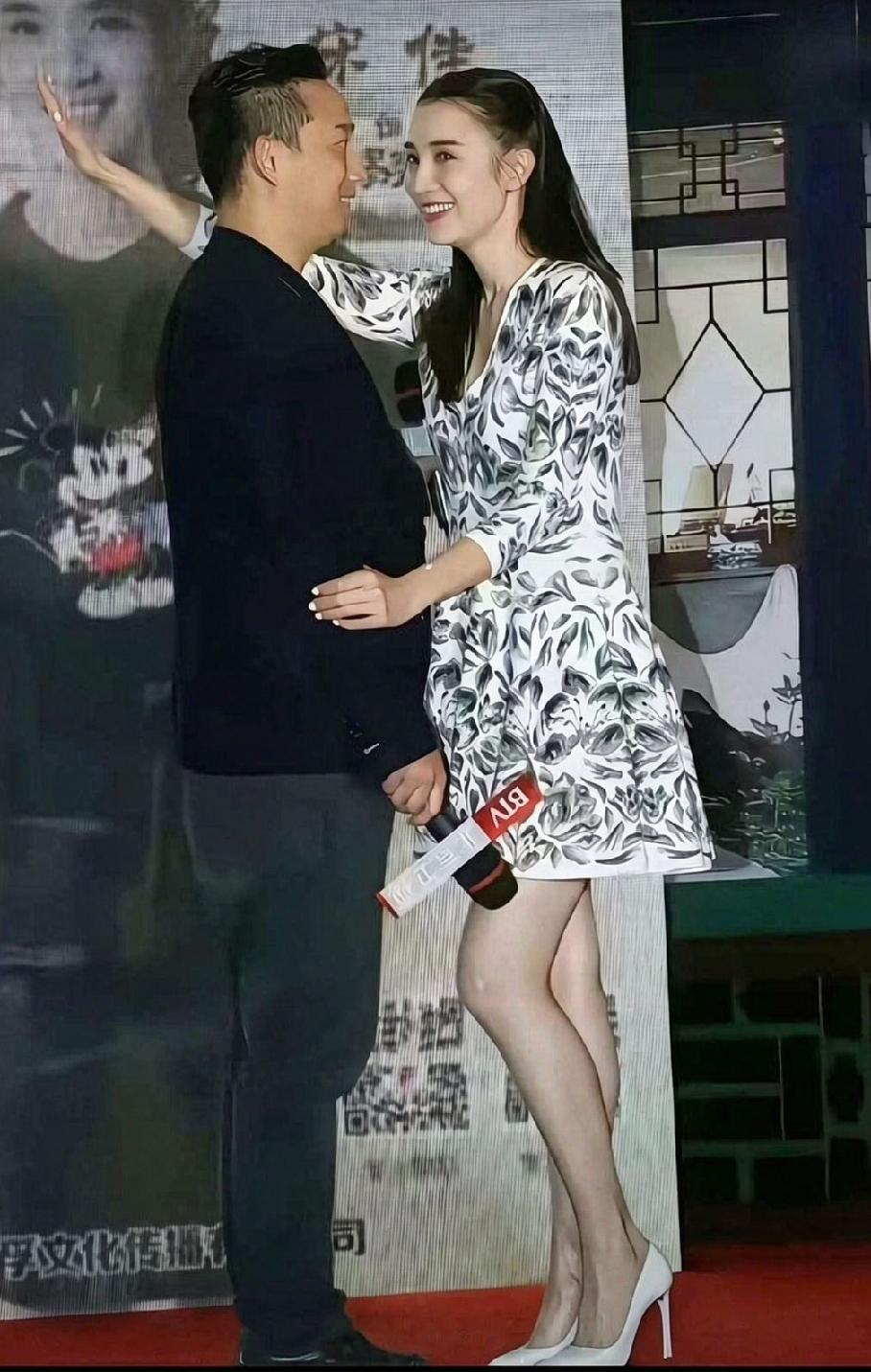 宋佳和黄磊互动玩壁咚呢
