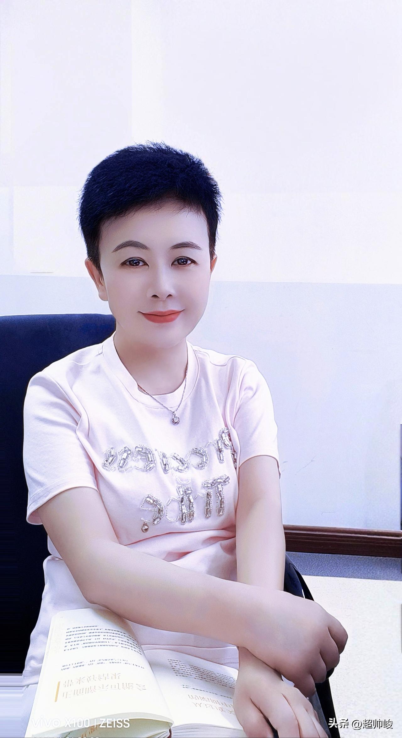 给生活做减法，给内心做加法。
哪怕周围再嘈杂，只要心静下来，哪里都是书房。
不问