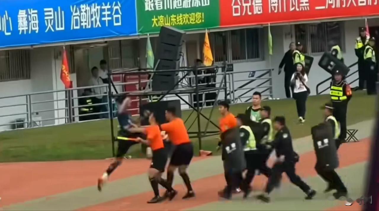 川超上演不愉快一幕，球员因被红牌罚下不服，比赛结束后飞踹裁判。事发11月15日，