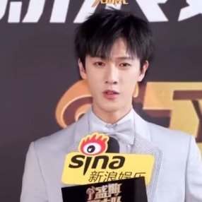 李昀锐回应被叫内娱薄肌的神很典型的穿衣显瘦脱衣有肉，但又是很清秀的长相，反差感拉